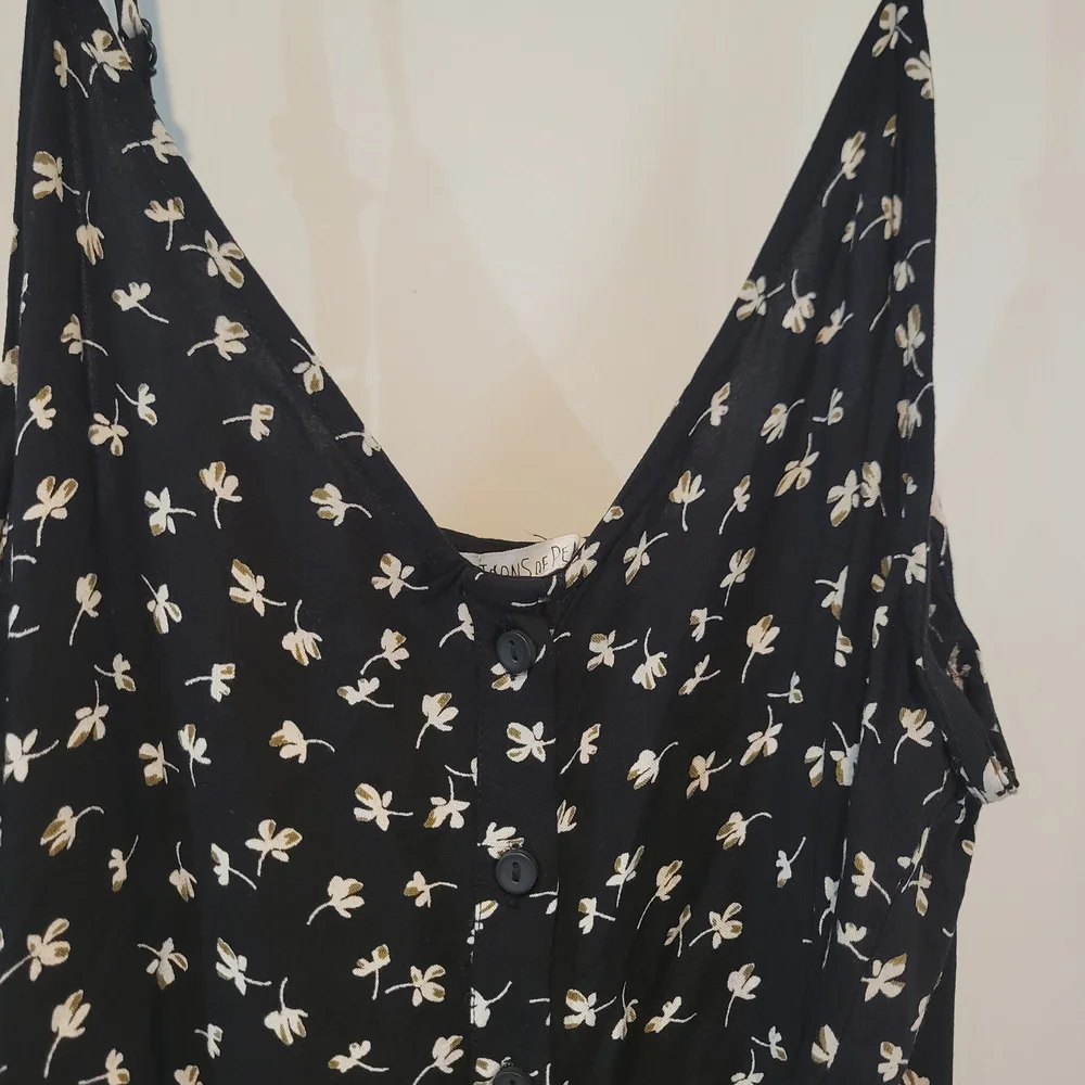 Chic Black Floral Midi Dress - Picture 3 of 7